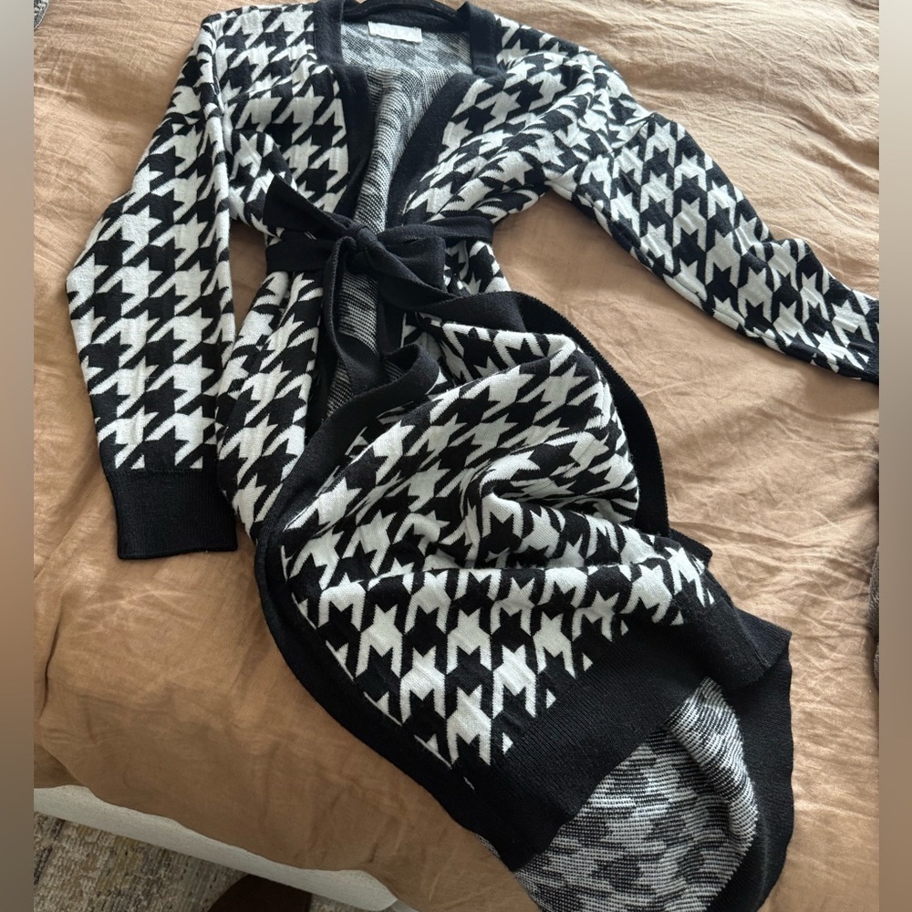 Black and White Houndstooth open front longline wool cardigan - Picture 13 of 15